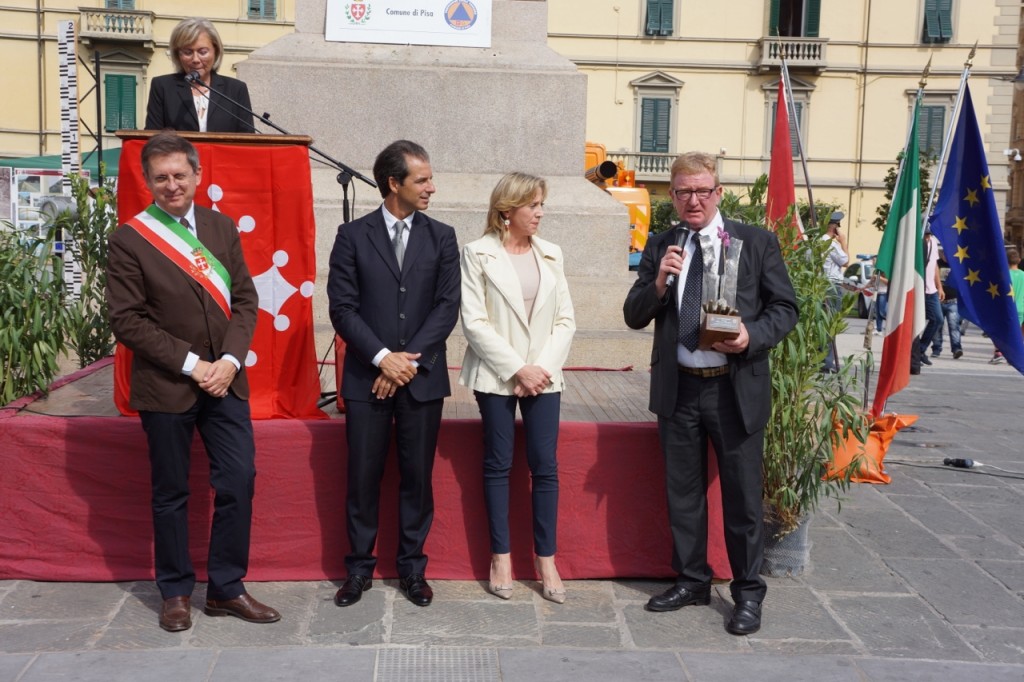 Il momento della premiazione con il SIndaco di Pisa Filippeschi e con il Vicesindaco Ghezzi, con delega alla Protezione Civile.