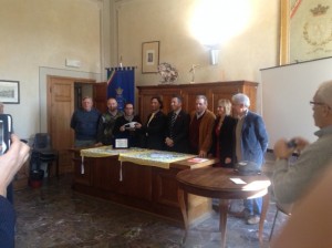 La donazione: Daniele Cionini, Tommaso Salvadori,Marco MAriani, i Dott.ri Romano e Silvia Pacini, il Sindaco Bruno Possenti