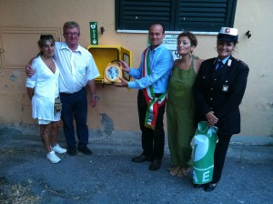 Il DAE viene posto nella teca, nel cento del Paese