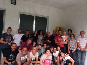 I partecipanti al corso con il DAE, la teca climatizzata e l' immancabile UGO