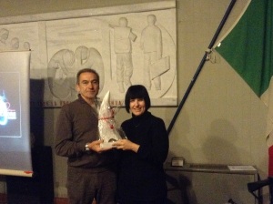 Il Presidente dell' AVIS di Ortonovo consegna il dono a Michiyo Takagawa