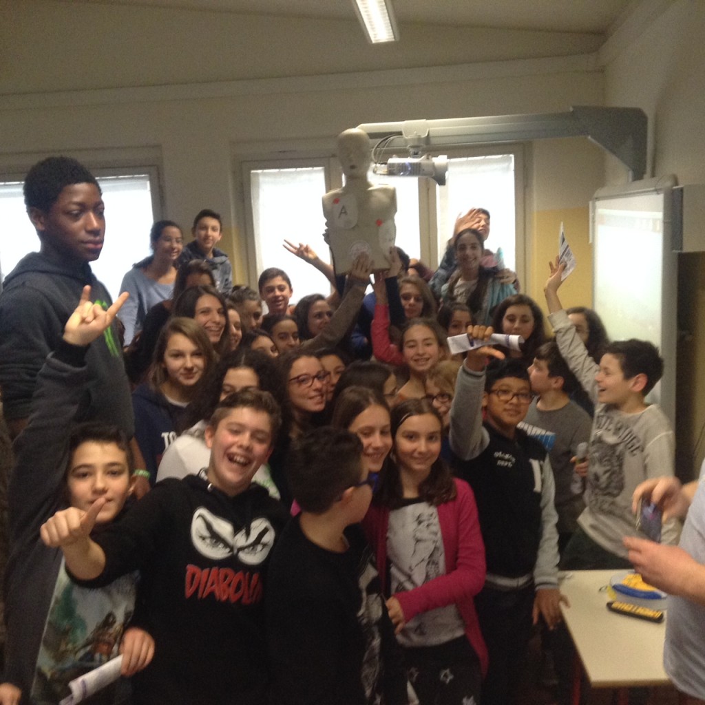 I ragazzi della Scuola con il nostro amico UGO.