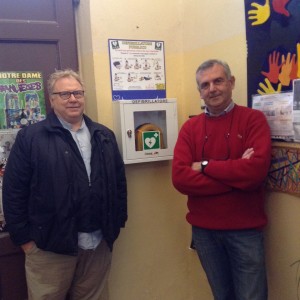 Franco Ponzecchi e Paolo Cappagli accanto al nuovo DAE