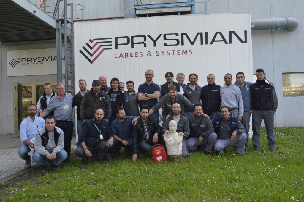 La classica foto di fine corso: "UGO" tra gli operai della PRYSMIAN