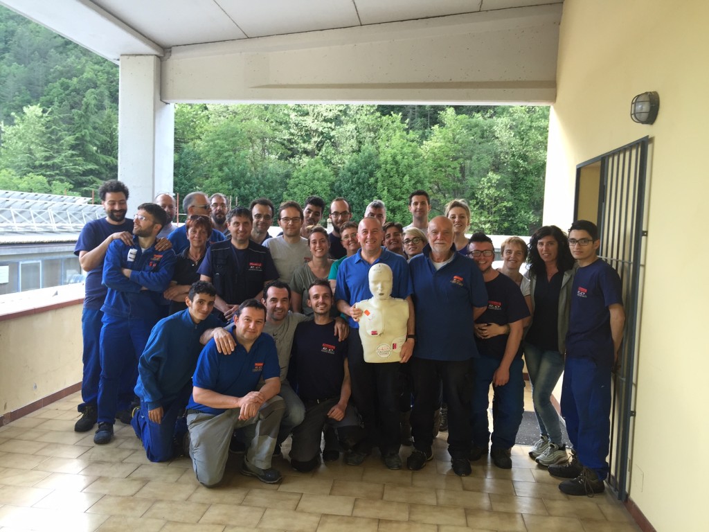  UGO tra gli operai della "Meccanica R.C" nella consueta foto di fine corso