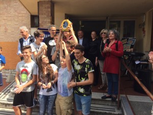 I ragazzi della 3*F che esultano alla donazione del DAE