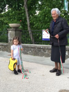la piccopla Vittoria (3 anni) con la bisnonna Rita (88 anni) al taglio del nastro  alla inaugurazione.
