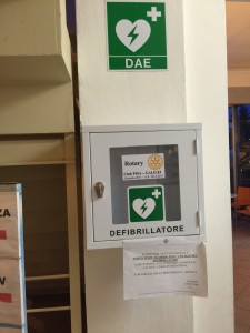 La teca che conterrà il DAE, donato dal Rotary Club di pisa