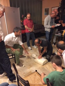 Un momento del Corso: il Dott. Andrea Vallini segue le prove di massaggio cardiaco