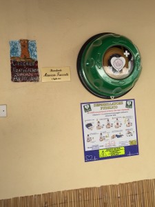 La teca contenente il DAE e a targa in ricordo dell'amico Maurizio Fruzzetti.