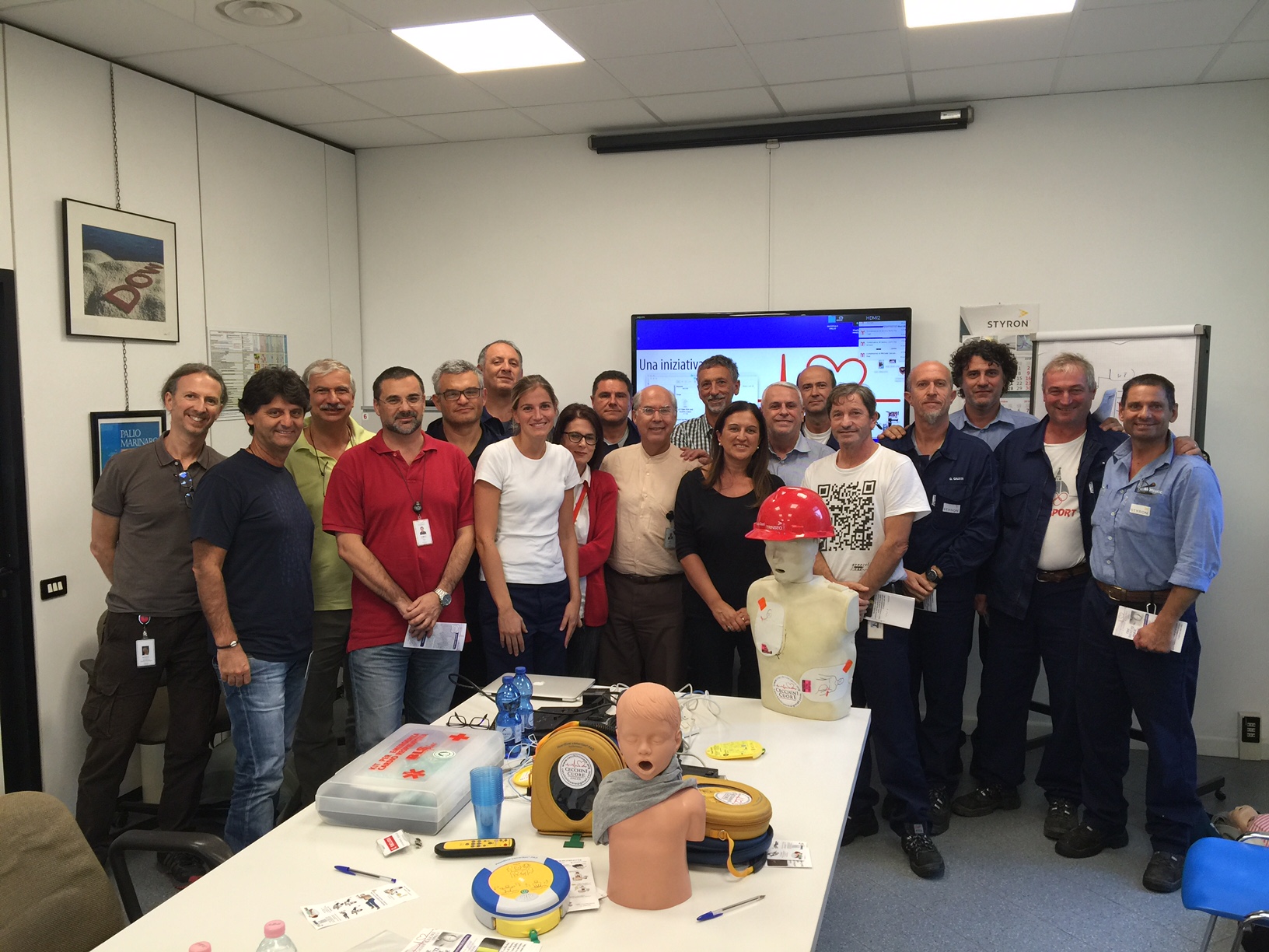 La consueta foto di fine corso, Ugo indossa l'elmetto rosso delle maestranze