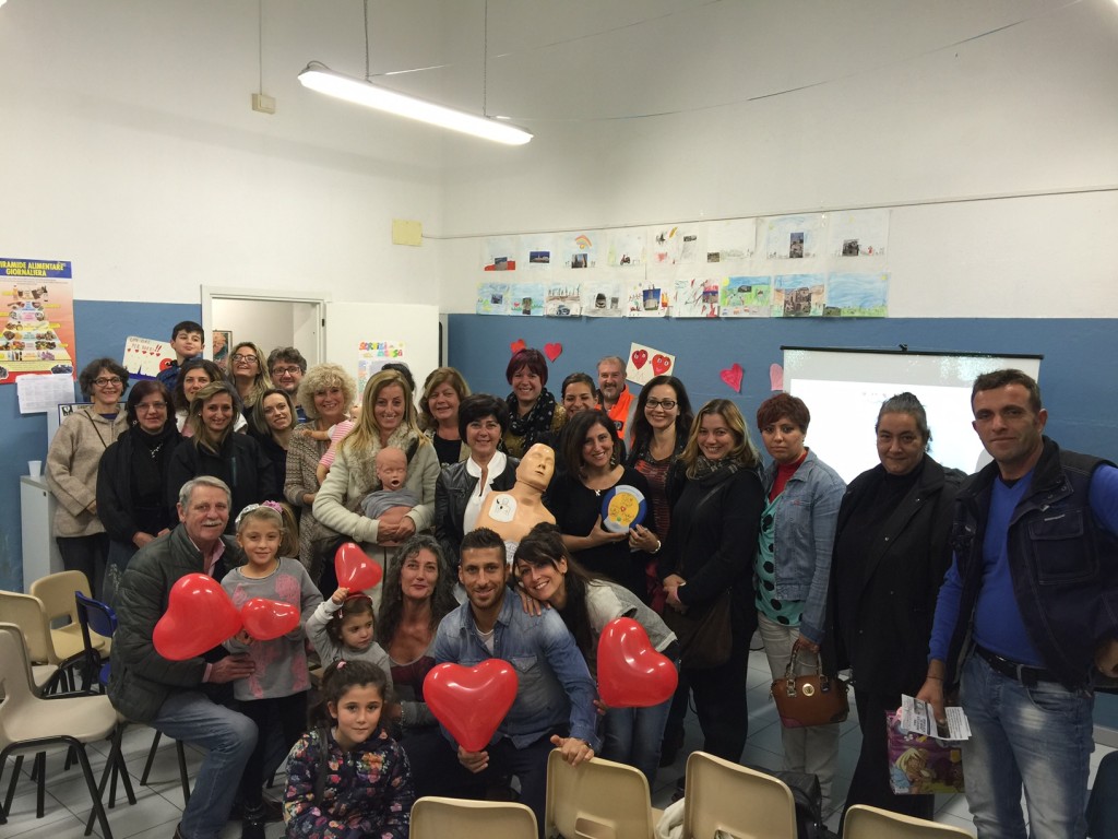 La foto di fine corso; "Ugo" fra maestre e bambini