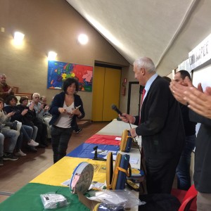 Il Sindaco Lunardi al momento della donazione