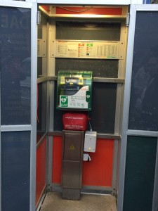 L 'interno della cabina telefonica che ospita il DAE.