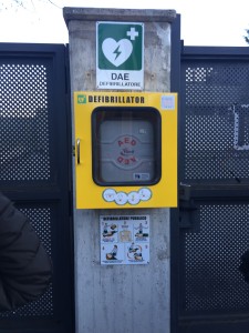 il primo DAE installato all'esterno della Scuola