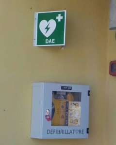 Uno dei due DAE pubblici installati ieri