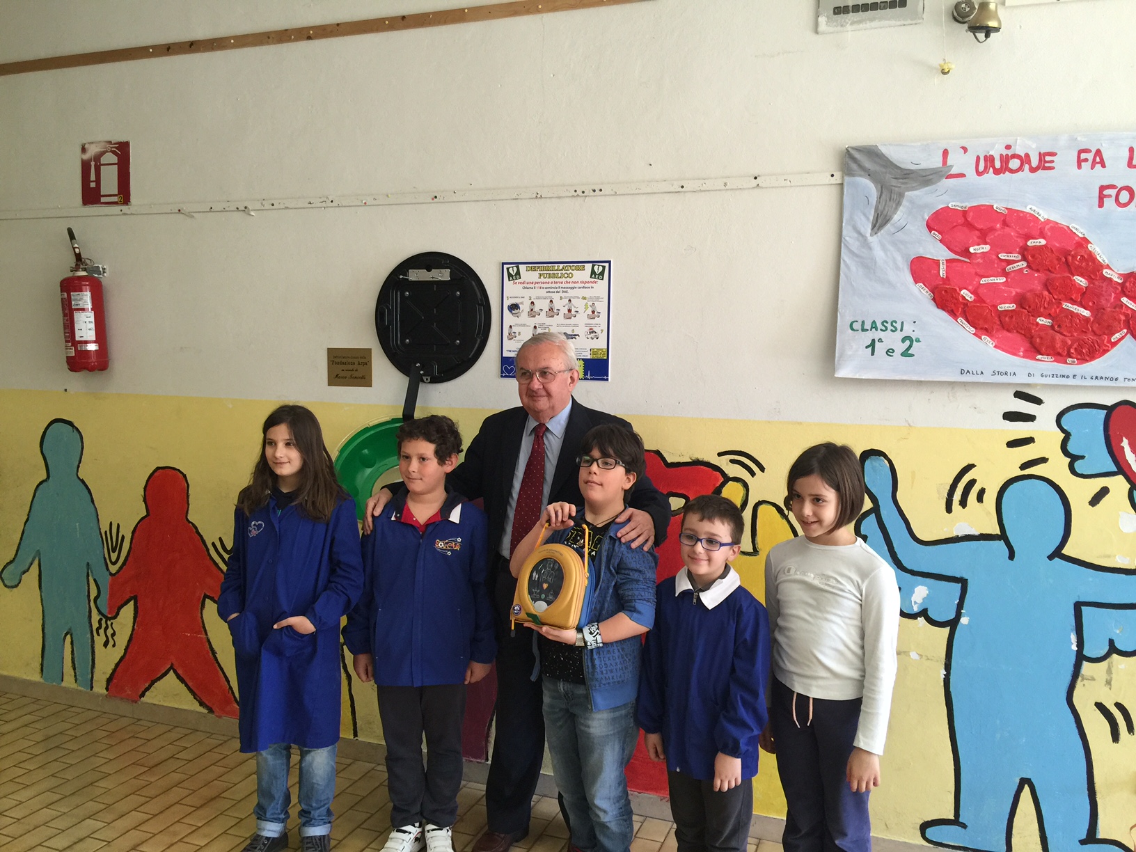 Il Prof. Mosca tra i bambini della scuola