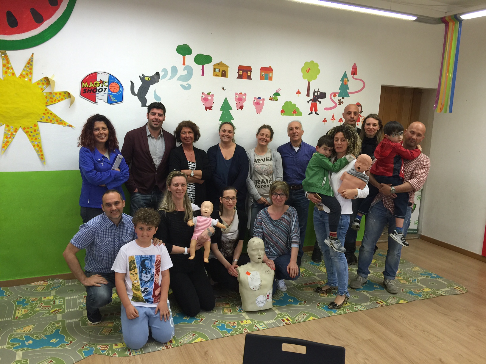 la foto di fine corso. Il nostro UGO fra bambini e genitori