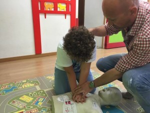 Il piccolo Matteo impara il massaggio cardiaco