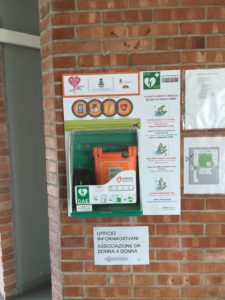 Una delle tante postazioni DAE del Comune di Pietrasanta