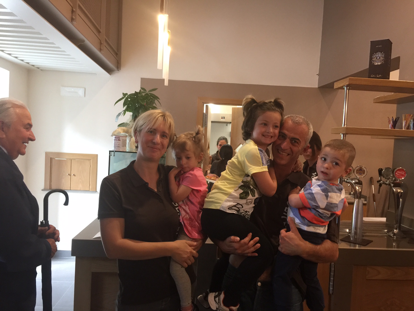Valter e Roberta, con i 3 figli, alla inaugurazione