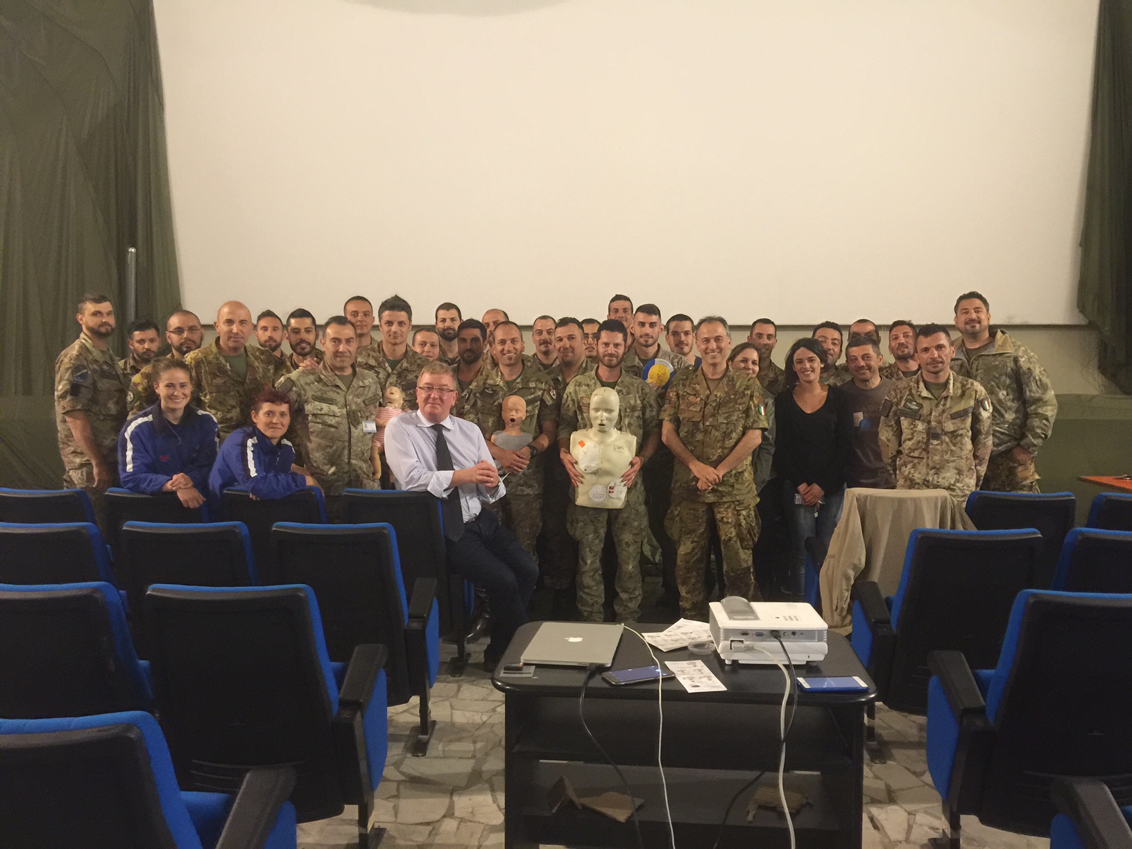 Una simpatica foto dei militari con il nostro amico Ugo....