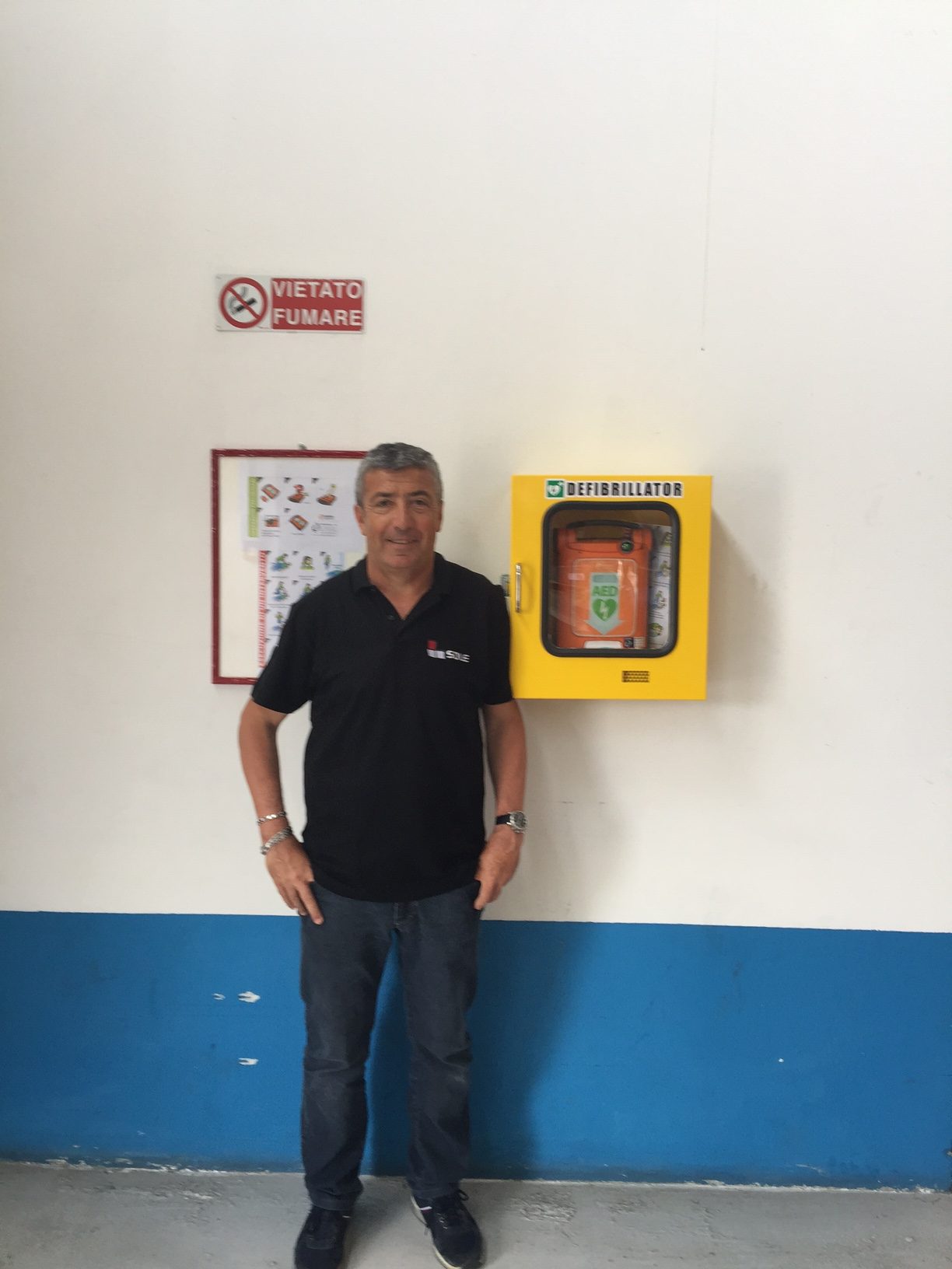 Il Sig. Patrizio FANTOZZI di fianco al nuovo DAE