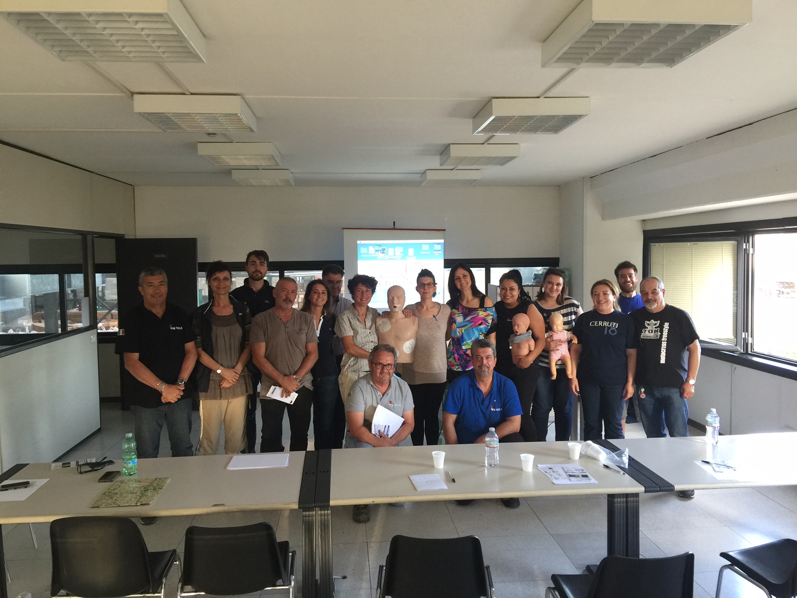 La consueta foto di fine corso, con UGO e famiglia tra  le maestranze.