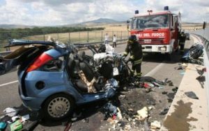 incidente_stradale_mortale_auto_distrutta