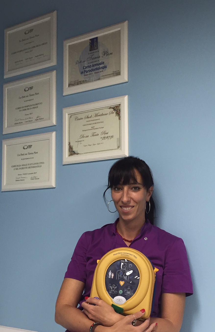 La Dott.ssa Tania Pieri mostra il Dae che cardioprotegge il suo studio dentistico